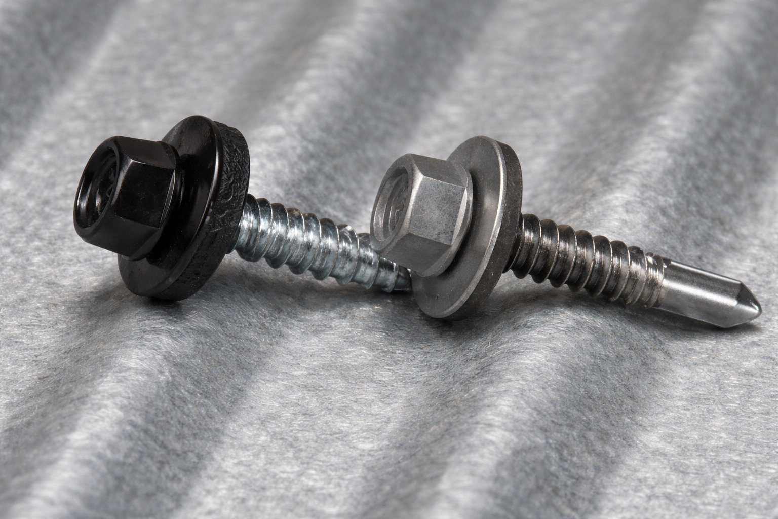 Bilde av to plateskruer liggende på en stålplate. Bildet er laget av ChatGPT