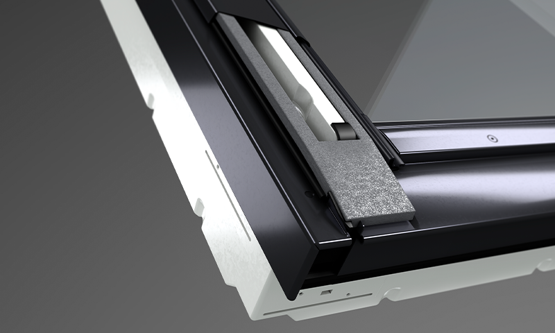 Nærbilde av sort takvindu-hjørne med glass, grått isolasjonsskum og hvitt monteringsfeste