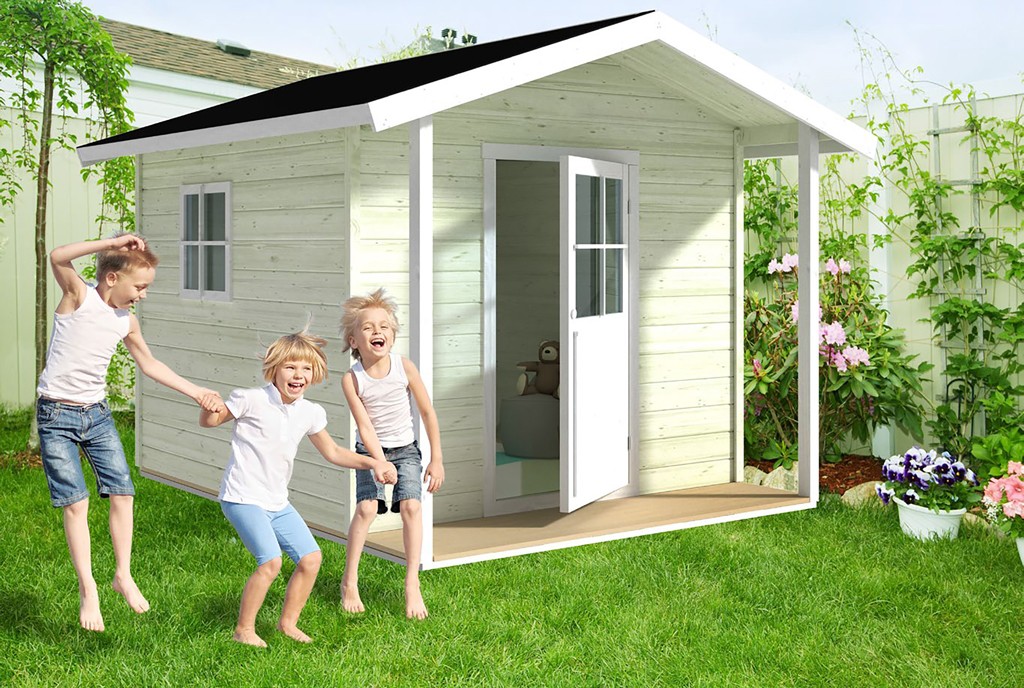 Lyst tre‐hagehus med åpen hvit dør på grønt gress, tre lekende barn og fargerike blomster.