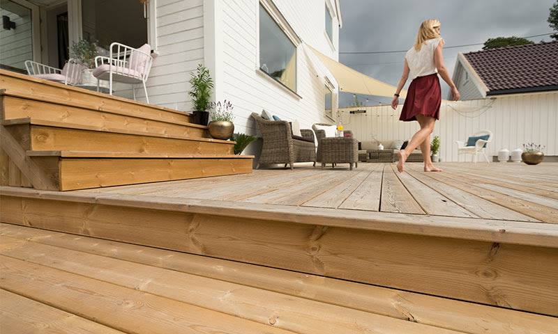 kvinne går på nylagt terrasse med terrassebord