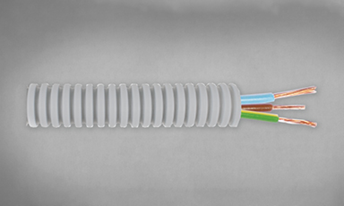 Grå bølgeformet kabelkanal med blå, gulgrønn og brun kobberledning som stikker ut.