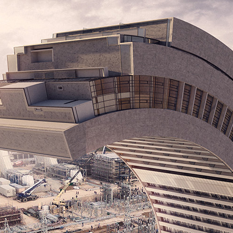 Halvmåneformet grått betongbygg under oppføring med kraner, stillas og byggeplass bak