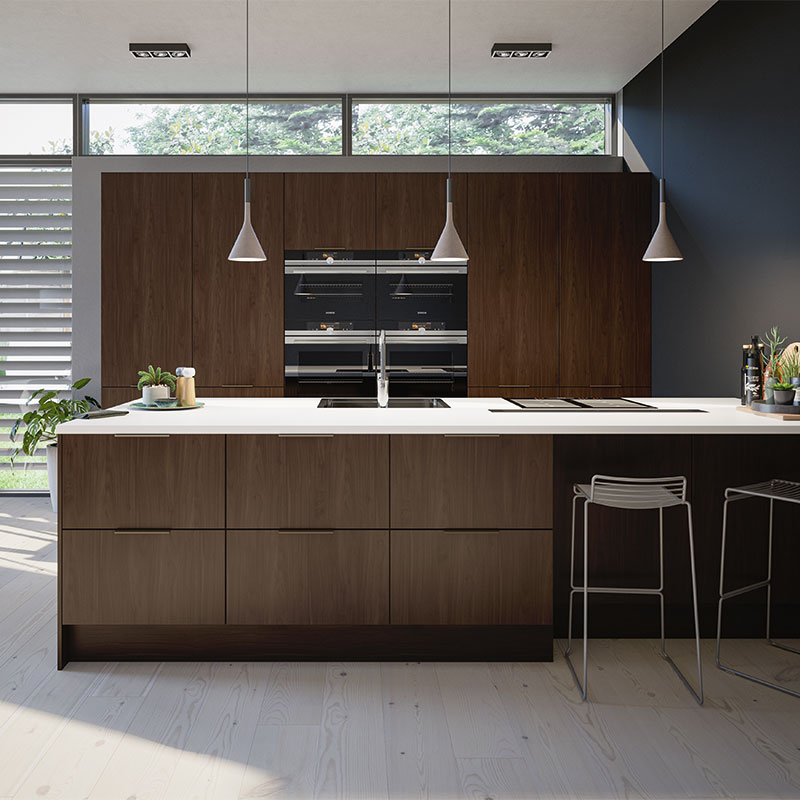 Moderne kjøkkenøy med hvit benkeplate, mørke treskap, innebygde ovner og hengelys