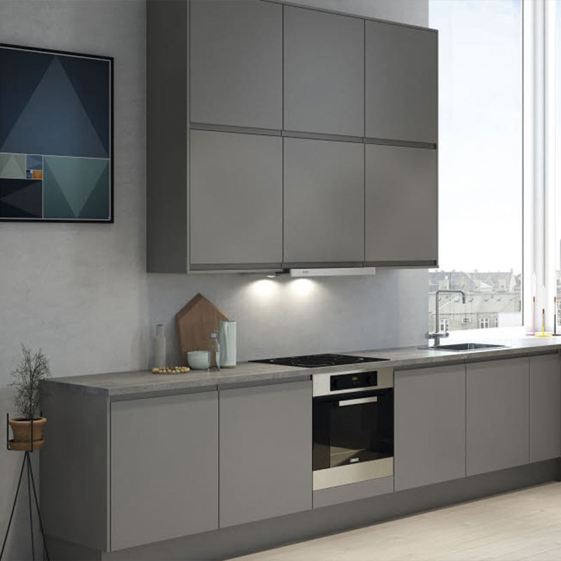 Moderne kjøkken i grått med overskap, innebygd ovn, grå benkeplate og vindu mot byutsikt.