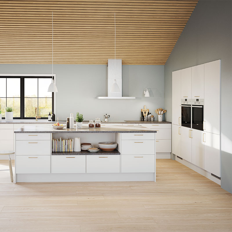 Lyst, moderne kjøkken med hvit øy, grå benkeplate, dobbelovn og trelist-tak