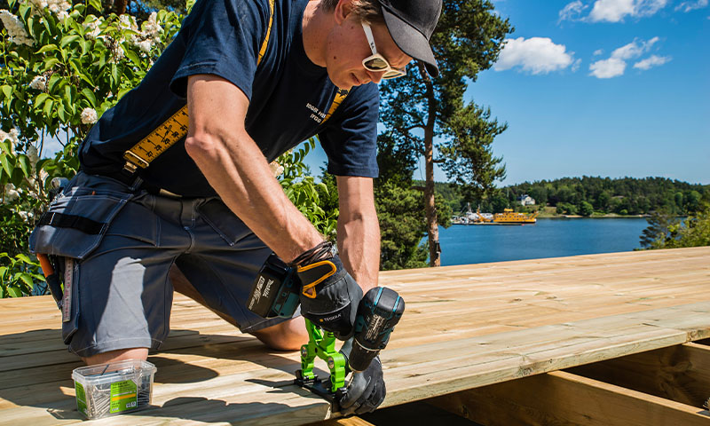 håndverker bygger platting med gode skruer og verktøy