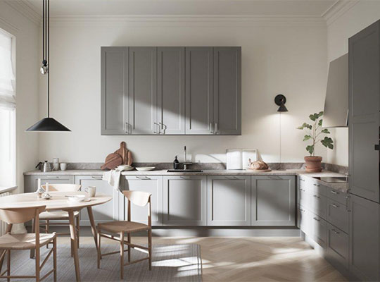 Lyst, minimalistisk kjøkken med grå fronter, marmortopp, trebord med stoler, hengelampe og plante