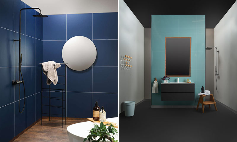 Delt badvisning: blå fliser med hvitt speil og sort dusj – turkis fliser med sort skap og tre-speil.
