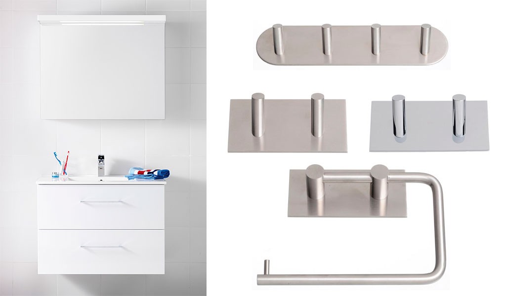 Hvit baderomsinnredning med servant og speil, ved siden av stålknagger og håndkleholder