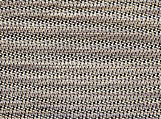 Nærbilde av gråbeige vevd tekstil med tett, subtilt rutemønster