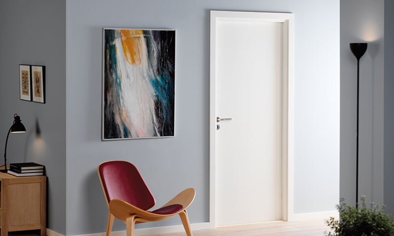 Massiv hvit innerdør på lys blå vegg