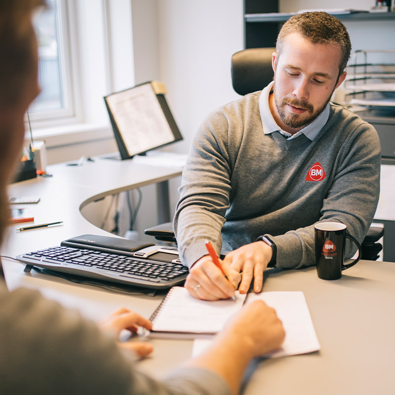 Hero ansatt i Byggmakker jobber med papirarbeid for en byggesøknad