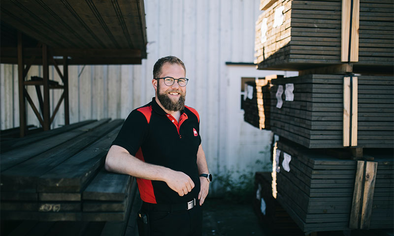 ansatt i trelasten hos byggmakker 