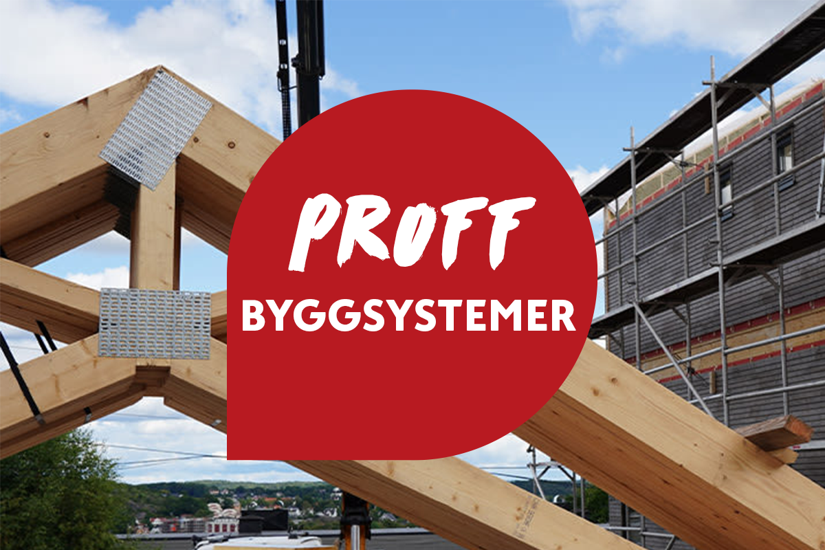 Rød sirkel med teksten “PROFF BYGGSYSTEMER” over lys trekonstruksjon og stillas på byggeplass.