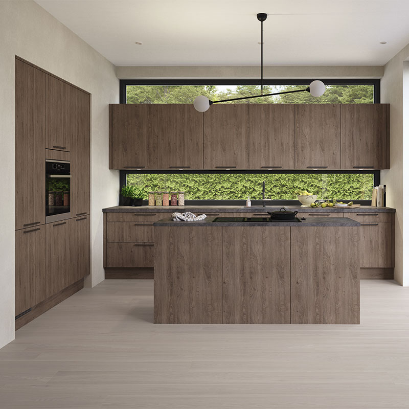 Moderne kjøkken med mørke trefronter, sort benkeplate, kjøkkenøy og vindu mot grønn hekk.