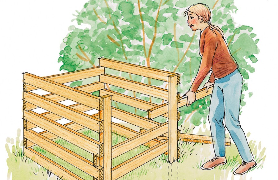 Person med oransje genser monterer lys kompostkasse i hage foran grønn busk.