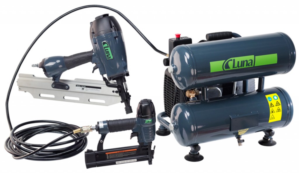 Mørkegrå Luna luftkompressor med to tanker og to blågrå spikerpistoler koblet til slanger.