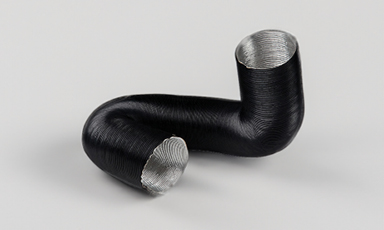 Svart fleksibelt rør med sølvfarget metallinnerrør i S-form på grå bakgrunn.