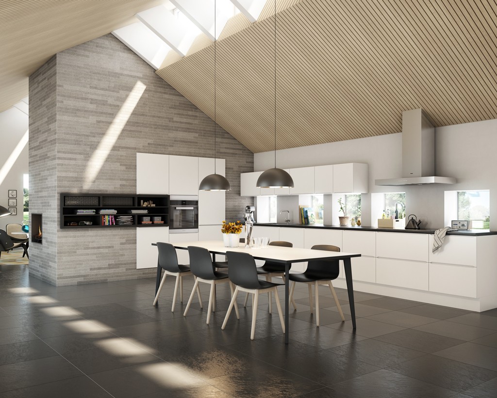 Åpent lyst kjøkken med hvite skap, sort spisestuebord med stoler, grå murvegg og peis