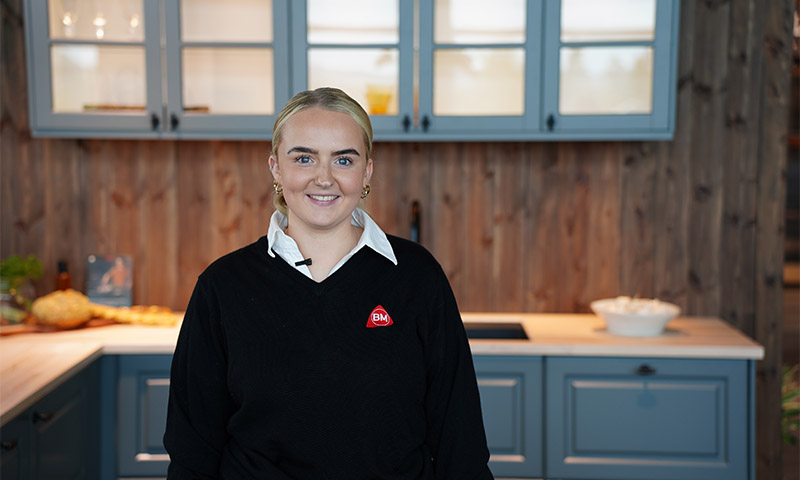 kjøkken ansatt eline hos byggmakker skien