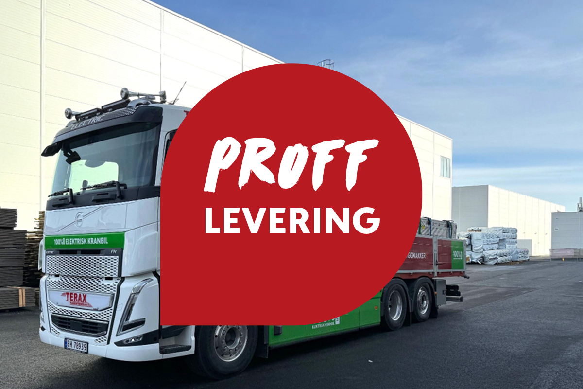 Hvit/grønn elektrisk kranbil ved hvitt lagerbygg, rød sirkel med 'PROFF LEVERING'