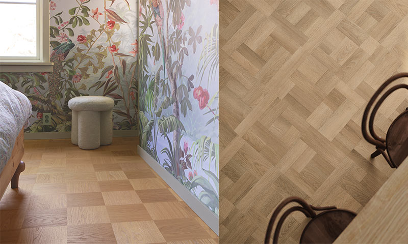 Hjørne med lys eikeparkett, botanisk tapet, beige puff ved vindu og mørke bentwoodstoler