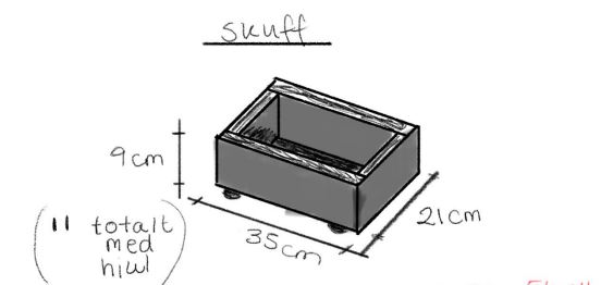 Skisse av grå skuff med åpen topp i blyantstreker, mål 35×21×9 cm.