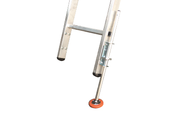 Nærbilde av justerbart aluminiumstigebein med låsepinner og oransje gummifot