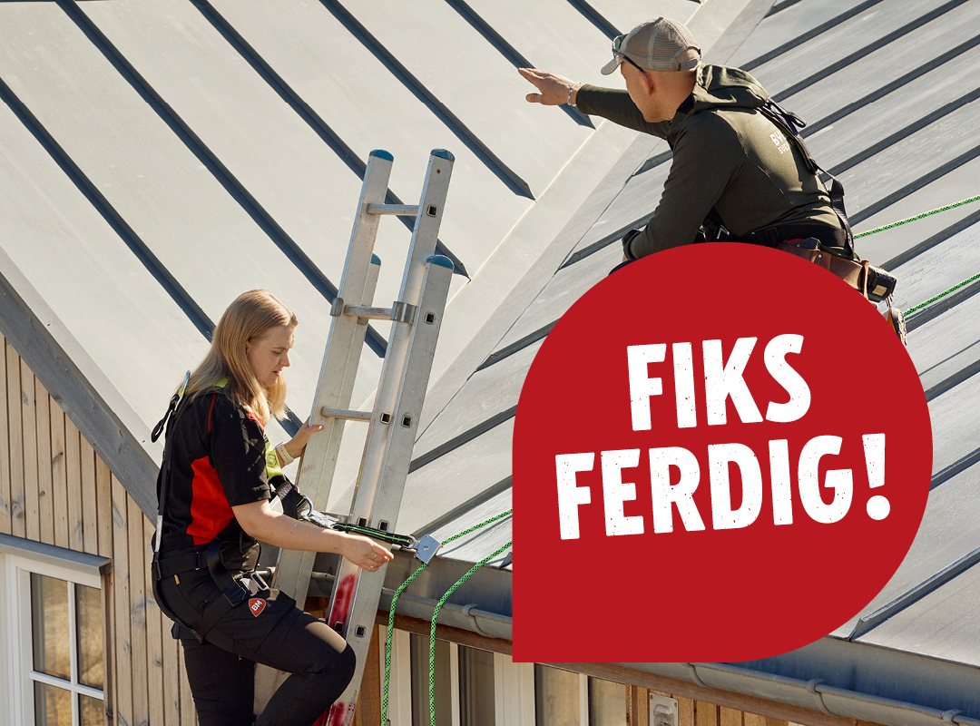 To personer jobber på et tak med stige og sikkerhetsutstyr. Rød sirkel med teksten "FIKS FERDIG!" i forgrunnen.