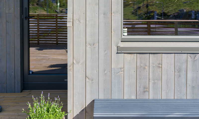 grå kledning på moderne hus nærme