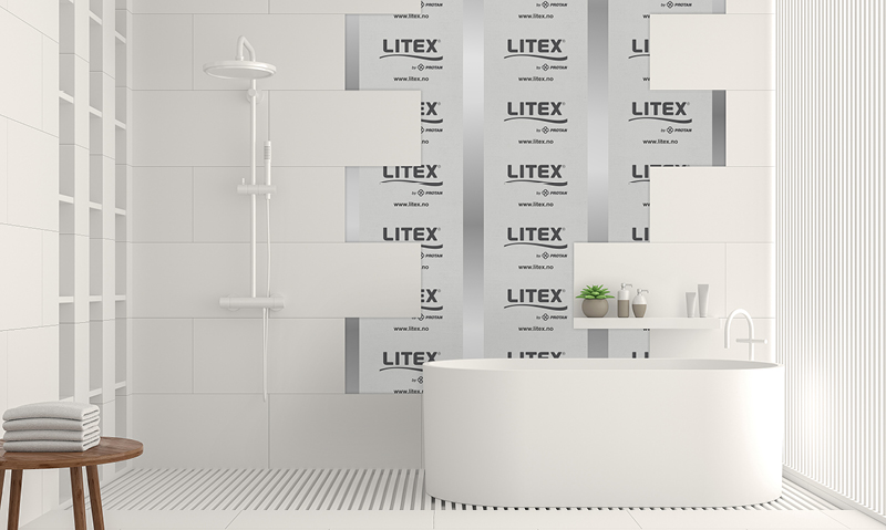 Hvitt moderne baderom under oppussing, dusj, ovalt badekar, LITEX-fuktsperreplater og håndklær.