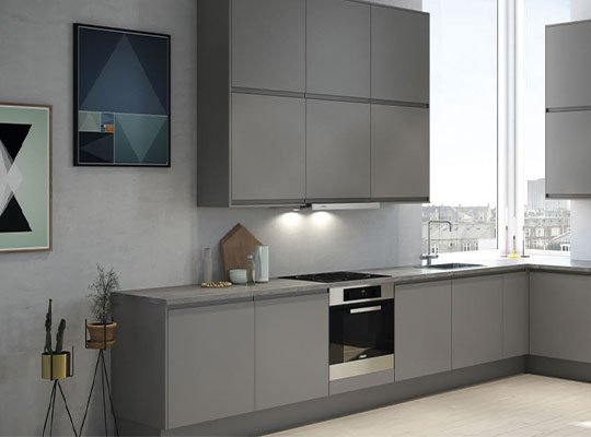 Moderne L-formet kjøkken med grå flater, integrert ovn og stort vindu med byutsikt
