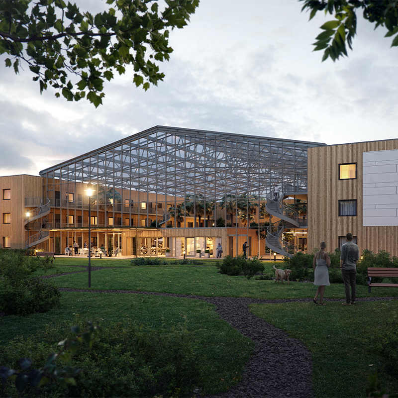 Moderne trebygg i kveldslys med stort glassatrium, grønt tun, gangsti og folk.