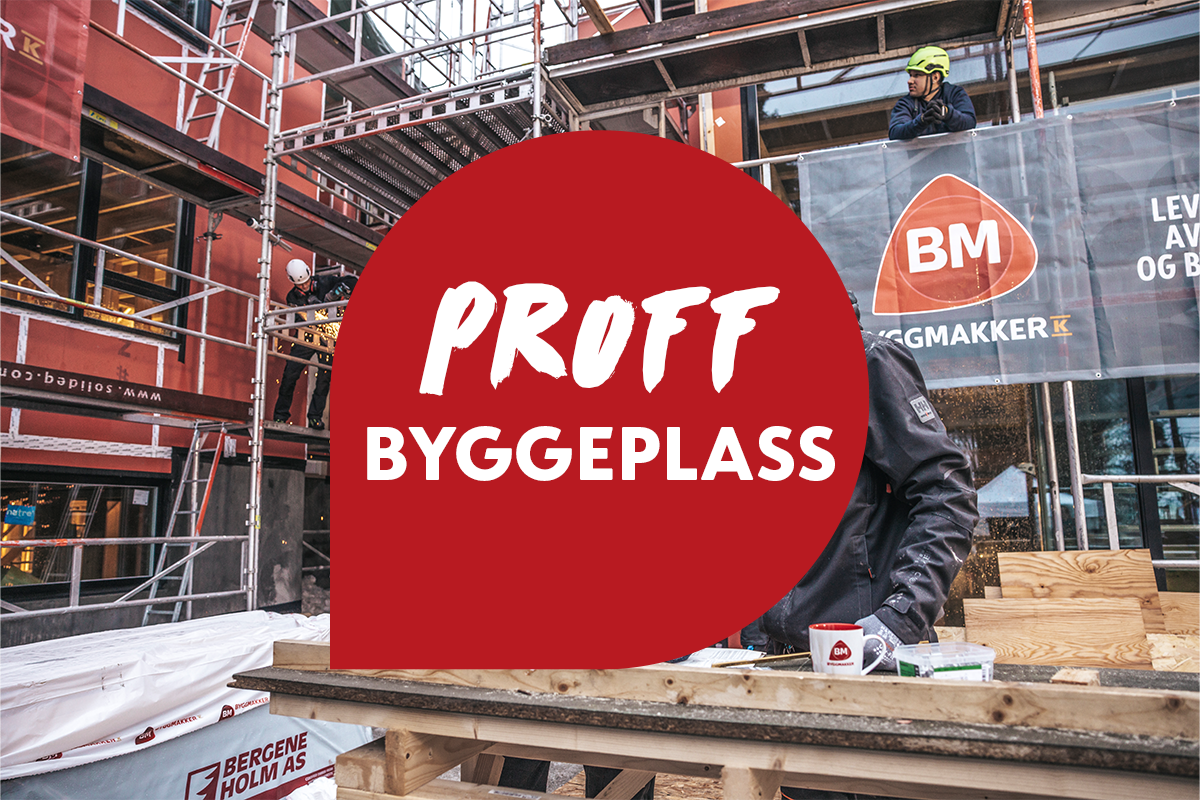 Konstruksjonssted med stillas, rød skilt «PROFF BYGGEPLASS», treplanker og verktøy.