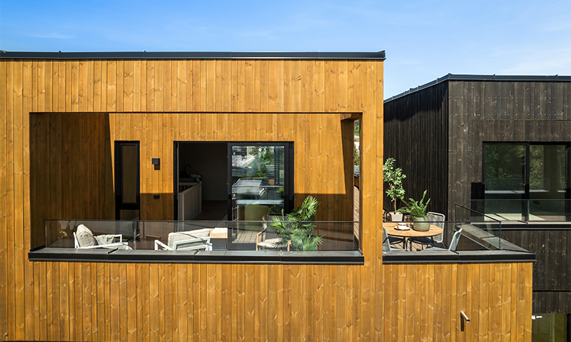 Moderne hus med lys brun kledning