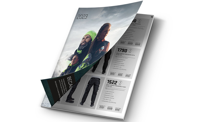 Åpen 2023-katalog med forside i grønn refleksjakke og høyre side svart-hvite arbeidsbukser.