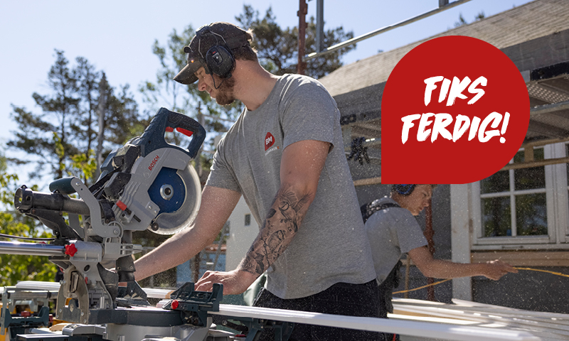 Bygningsarbeider sager tre med kap-/gjæringssag på byggeplass, rødt «Fiks Ferdig!»-symbol.