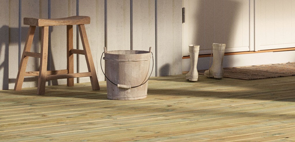 Utegang med lys trestol, bøtte og hvite gummistøvler ved hvit paneldør i sollys