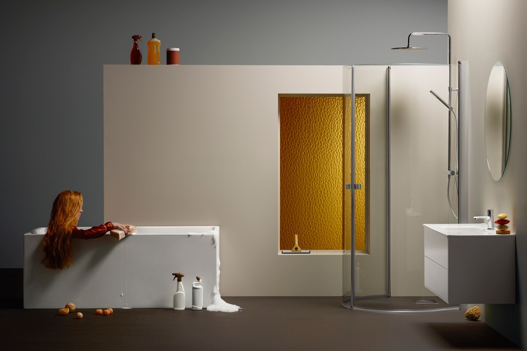 Hvit minimalistisk baderomsvignett med rødhåret kvinne i badekar, gyllent vindu, glassdusj og vask