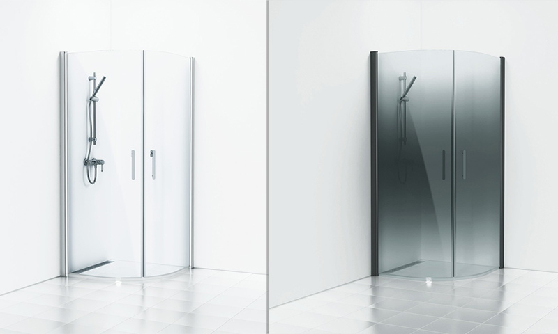 Hjørneglassdusj med buede glassdører og kromarmatur mot hvite fliser, i lys og mørk variant.