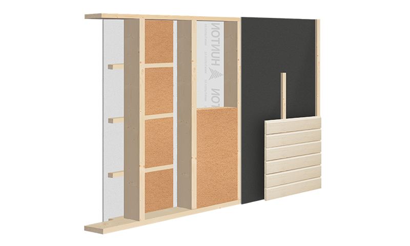 Yttervegg i tverrsnitt: hvit dampsperre, trestendere med brun isolasjon, svart duk, lyst trepanel