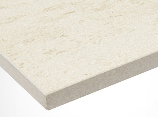 Nærbilde av rektangulær kremhvit steinflis med beige marmormønster