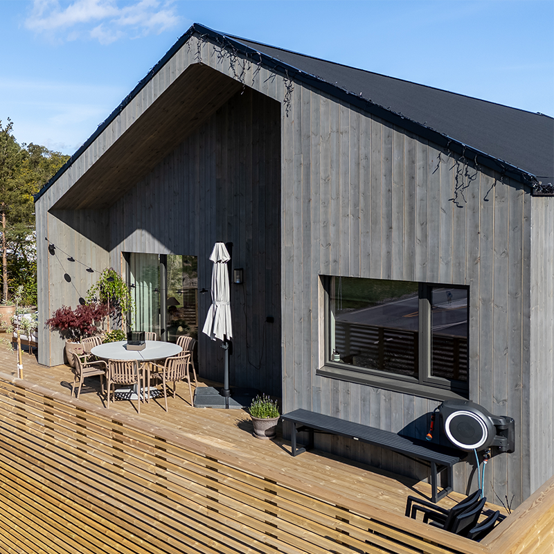 Grå moderne hus sett fra uteplass