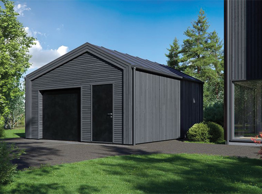 Mørk grå trekledning garasje med to dører, grønn plen, trær og blå himmel.