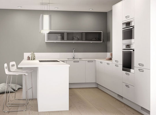 Lyst, moderne L-kjøkken med hvit øy, barstoler, grå vegger, tregulv og innebygde ovner