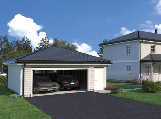 Hvit toetasjes hus med åpen dobbelgarasje, svart og sølv bil, svart tak, grønn plen og blå himmel.