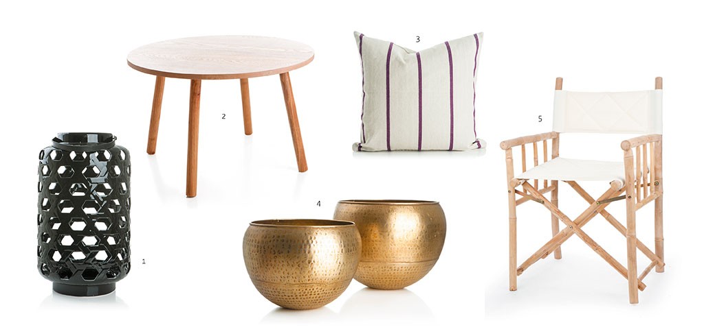 Svart lanterne med sekskantmønster, rundt trebord, hvit-lilla pute, to gullpotter, bambusstol