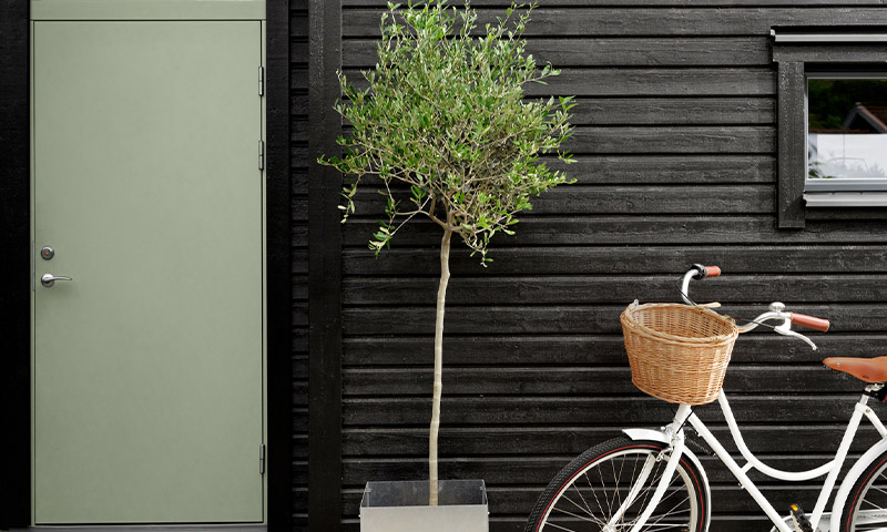 Utemaling 800x480 Jotun 0734 Brunsvart dør 8426 Dewy Green