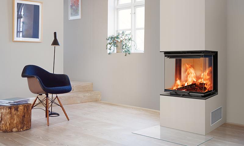 Moderne stue med glasspeis, svart lenestol, trestammebord, lys parkett og vindusplante.