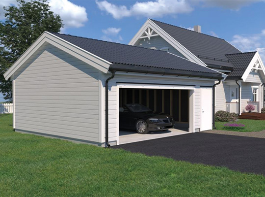 Lysegrå enebolig med åpen dobbelgarasje, mørk bil, asfaltert innkjørsel, grønt gress, blå himmel.